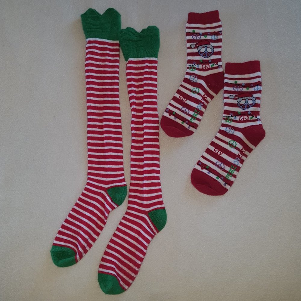 💥Donating April 7th! *FREE WHEN BUNDLED* 2 Pairs of Christmas Socks